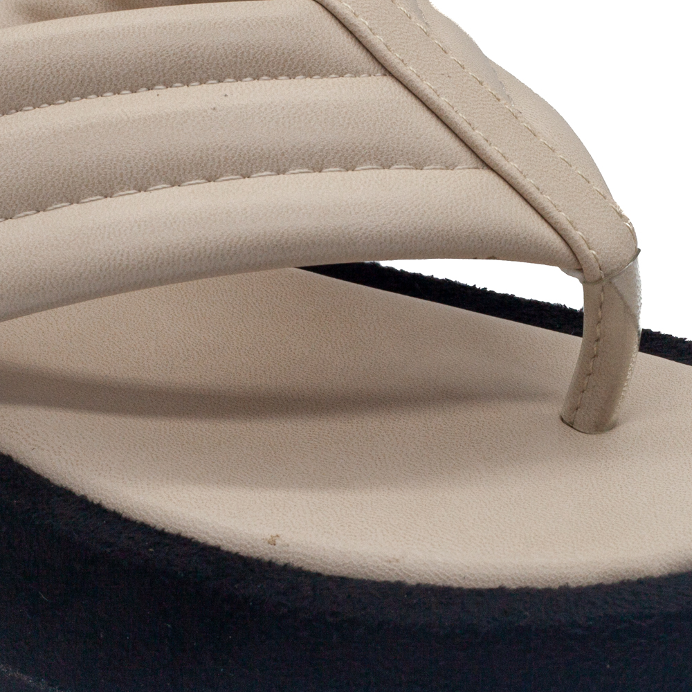 Sandalia beige de dedo con plataforma y planta acolchada - Yolanda Calzados