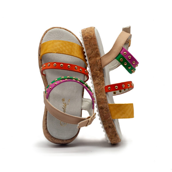 Sandalia con tiras multicolor y tachuelas