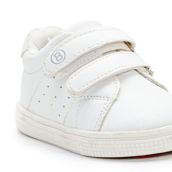 Deportivo liso con suela blandita. Ideales para la vuelta al cole.