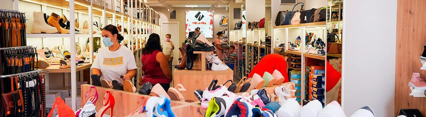 Interior de una tienda de Yolanda Calzados