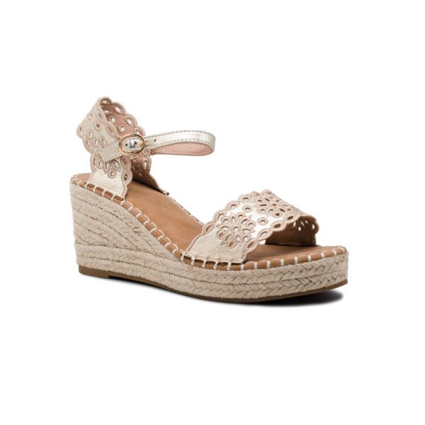 Sandalia de cuña para mujer color beige con diseño troquelado, hebilla al tobillo y suela de yute trenzado