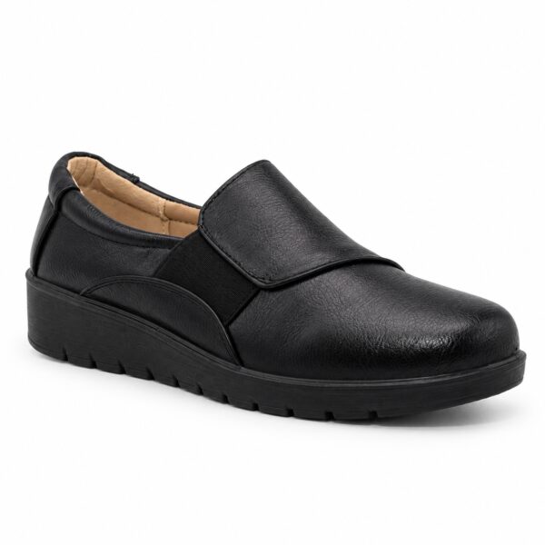 Zapato cómodo de mujer modelo 1181 en negro con cuña baja, diseño cerrado y suela flexible