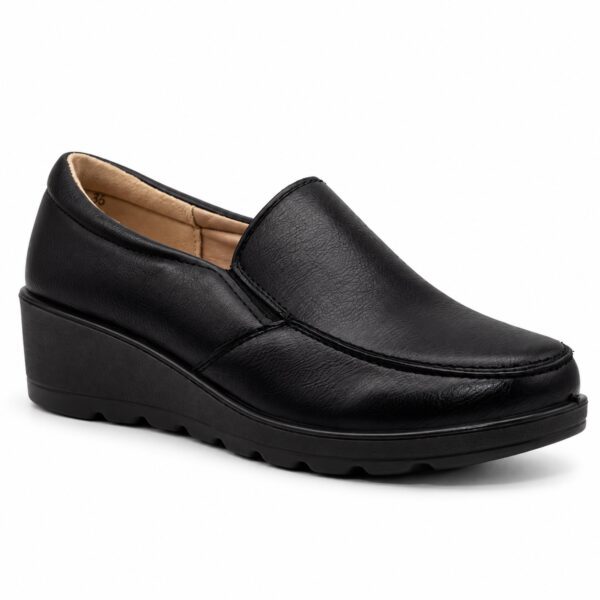 Zapato de mujer modelo 1187 negro, tipo mocasín, con cuña de 4 cm, costura frontal y cierre elástico