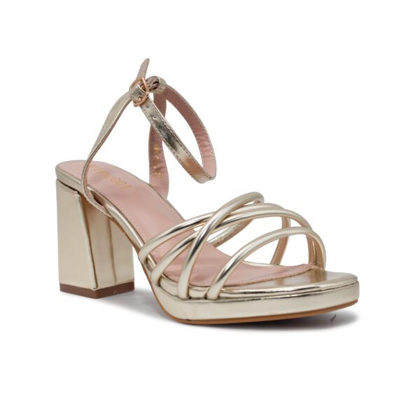 Sandalia de mujer modelo 1532 en color oro con tacón ancho de 8 cm y cierre de hebilla al tobillo