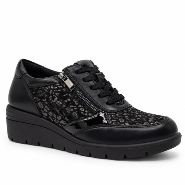 Zapatilla de mujer modelo 1055 negra con cuña de 4 cm, cordones, cremallera lateral y paneles texturizados