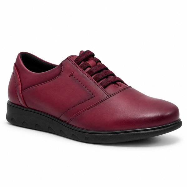 Zapato de mujer modelo 300 en rojo guindilla con cordones elásticos decorados y suela negra
