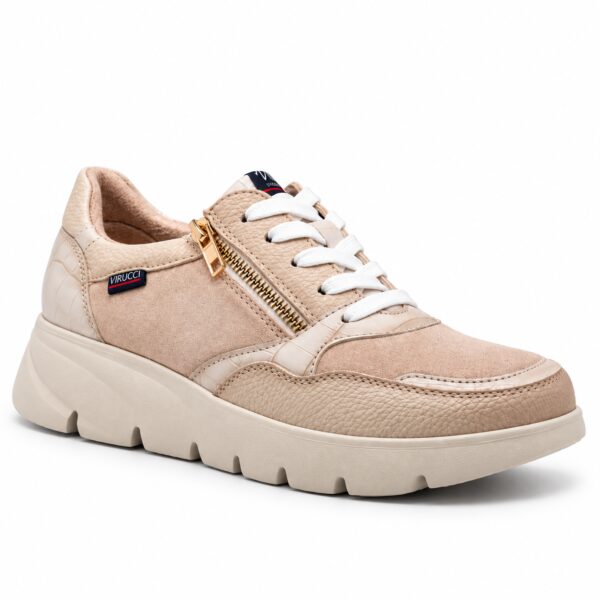 Zapatilla de mujer modelo 515 en beige con cuña de 4 cm, cordones blancos y cremallera lateral
