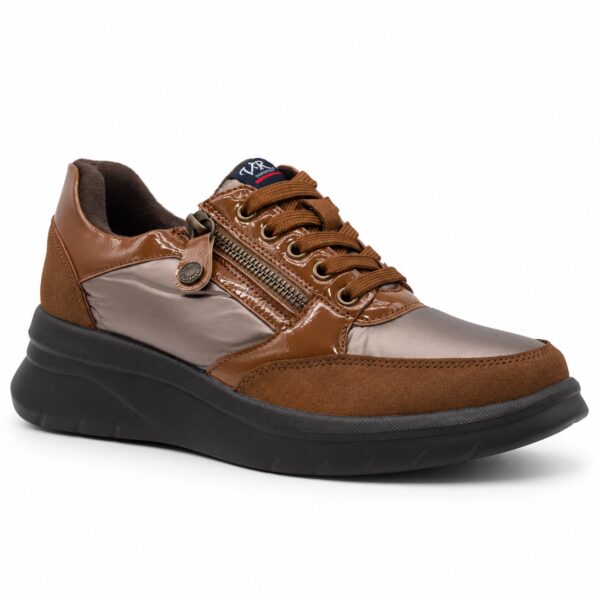 Zapatilla de mujer modelo 562 en taupe con cuña de 4,5 cm, cordones y cremallera lateral